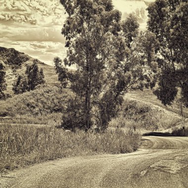 Sicilya 'nın Bahar Tarlaları, Retro Resim Filtreli Stil Arasında Eski Kırık Yol