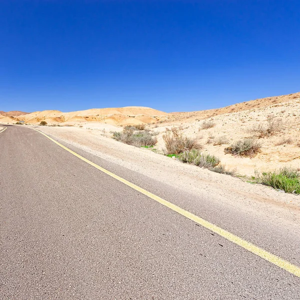 Srail Deki Negev Çölü Nde Sarmal Asfalt Yolu — Stok fotoğraf