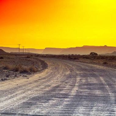 İsrail 'deki Negev Çölü' nün renkli kayalık tepeleri. Gün batımında Ortadoğu 'nun nefes kesici manzarası ve doğası