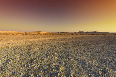 İsrail 'deki Negev Çölü' nün renkli kayalık tepeleri. Gün batımında Ortadoğu 'nun nefes kesici manzarası ve doğası
