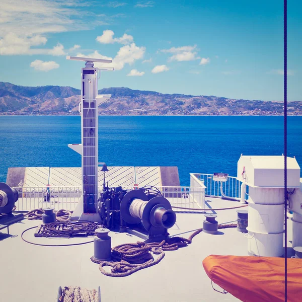 メッシーナ海峡を渡るフェリーの弓 Instagramの効果 — ストック写真