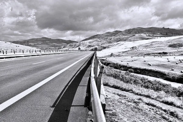 Τοπίο Της Σικελίας Highway Και Πολλές Μπάλες Hay Retro Image — Φωτογραφία Αρχείου