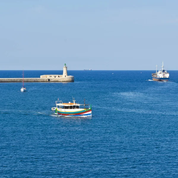 Nákladní Loď Opouští Přístav Valletta Majáky Označují Vstup Přístavů Malty — Stock fotografie