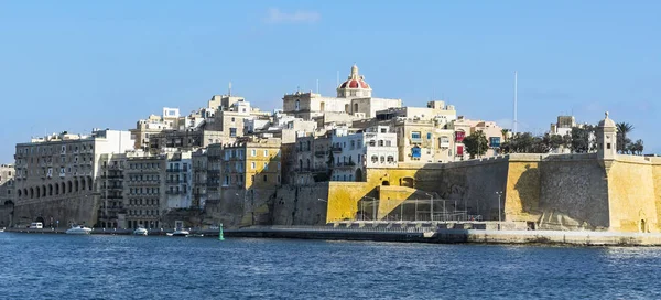ヨットやボートのためのバースを持つマルタの堤防 バレッタの歴史的な部分に伝統的なカラフルなマルテスバルコニー付きの建物 — ストック写真