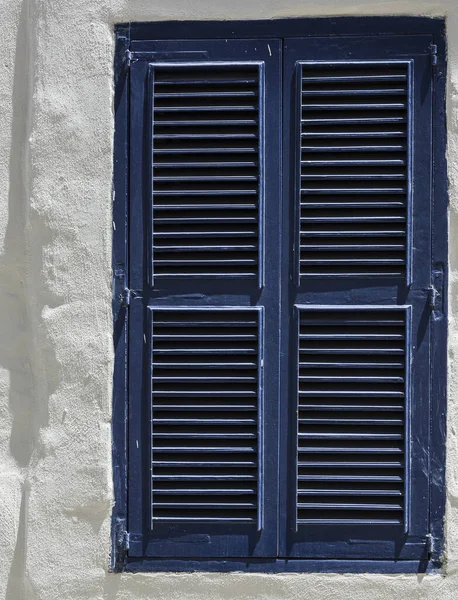 역사적 부분에 전통적 창문으로 건축하는 — 스톡 사진