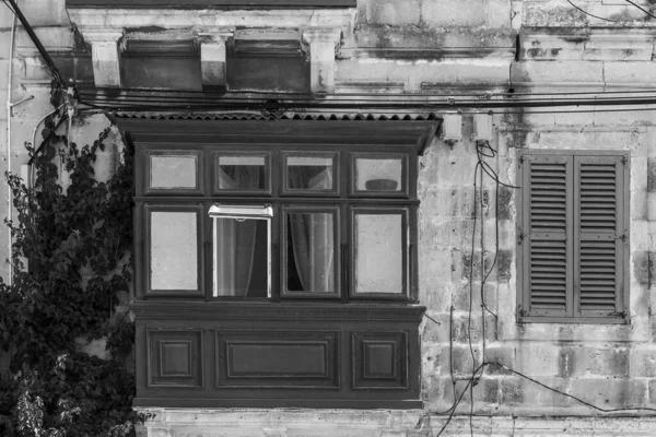 Κτίριο Παραδοσιακό Παράθυρο Μαλτέζικο Διακοσμημένο Φρέσκα Λουλούδια Ασπρόμαυρη Εικόνα — Φωτογραφία Αρχείου