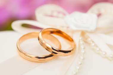 saten yastık üzerinde alyans