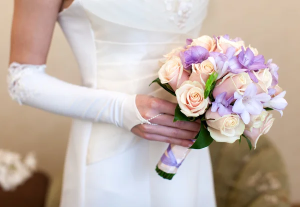 Beige Rosen und lila Schwertlilien Bouquet — Stockfoto
