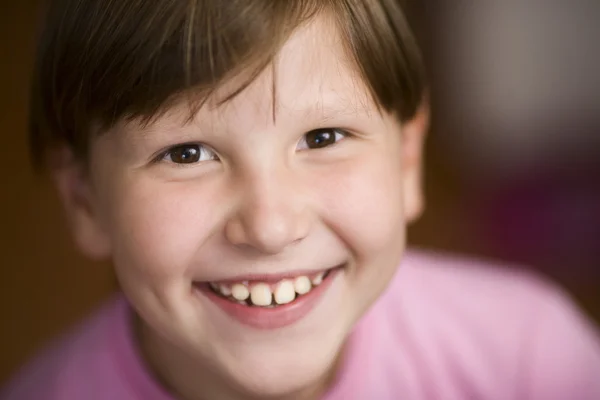 Feliz sorrindo menina vestindo franja — Fotografia de Stock