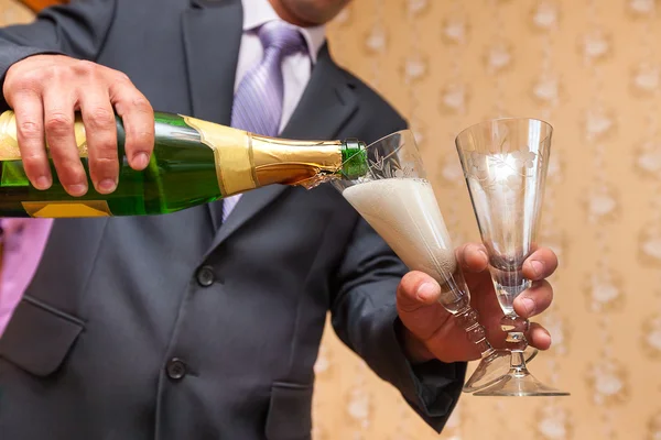 Homem derramando champanhe — Fotografia de Stock