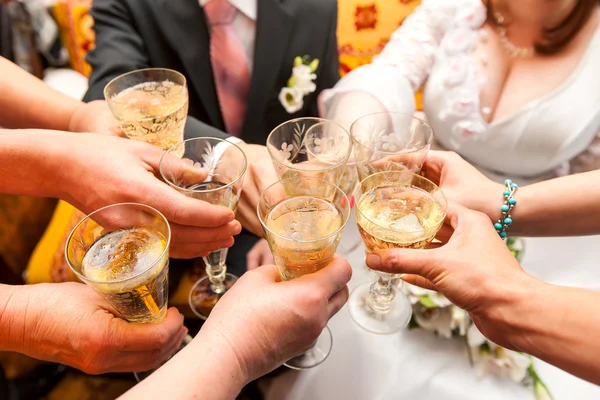 Gente celebrando con alcohol — Foto de Stock