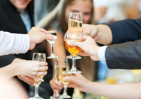 Gente celebrando con alcohol — Foto de Stock