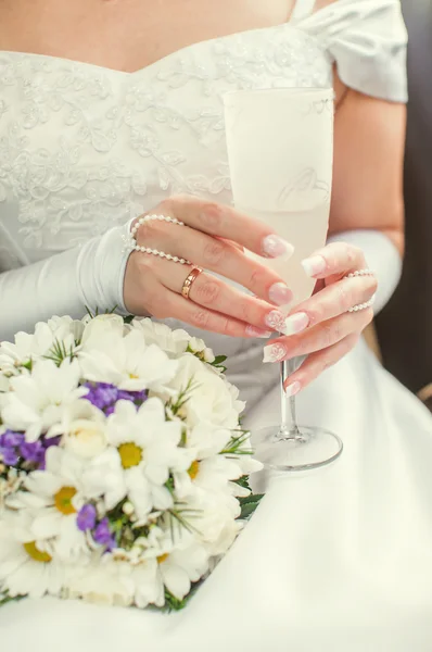 Bride holding champagne glass — Stock Photo, Image