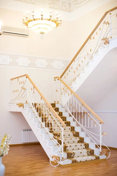 Merdiven ile salonu — Stok fotoğraf