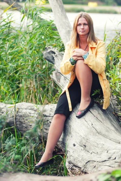 Kvinna som bär gul jacka — Stockfoto