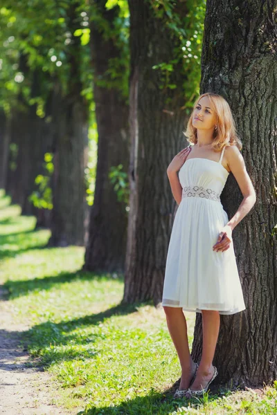 Vrouw in park — Stockfoto