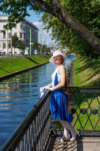 Junge Frau zu Fuß — Stockfoto