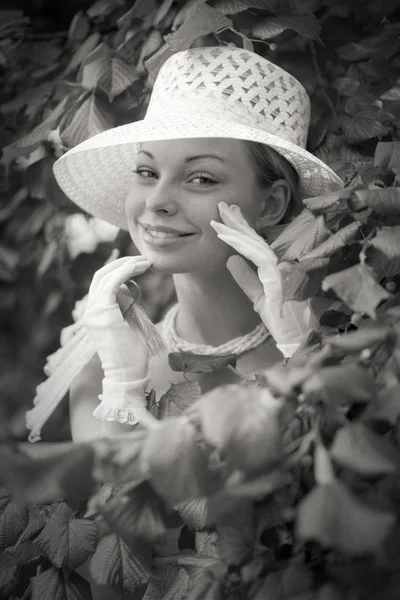 Jonge dame in hoed — Stockfoto