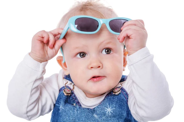 Μικρό παιδί φορώντας γυαλιά ηλίου — Φωτογραφία Αρχείου
