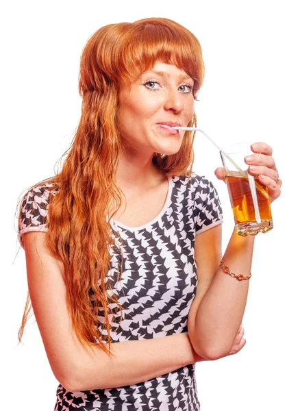 Jonge vrouw drinken — Stockfoto