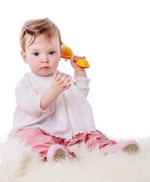 Menina jogando chocalho — Fotografia de Stock