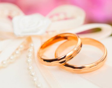 saten yastık üzerinde alyans