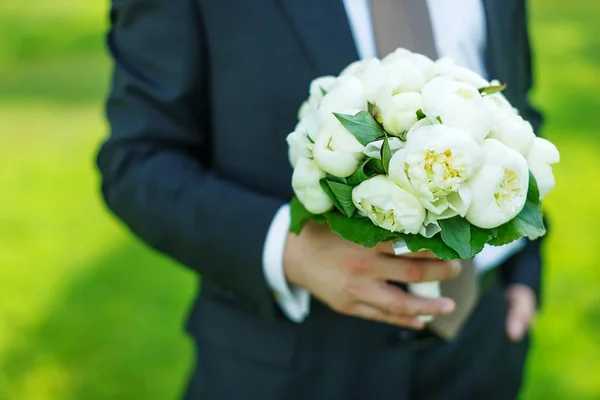 Sposo con bouquet di peonie — Foto Stock