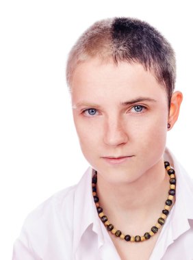 Kısa saçlı kadın.