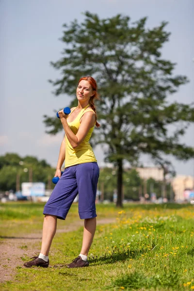 Donna che esercita all'aperto — Foto Stock