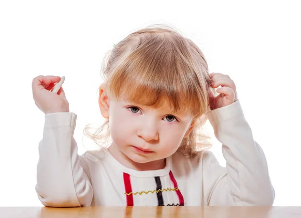 Nachdenkliches kleines Mädchen — Stockfoto