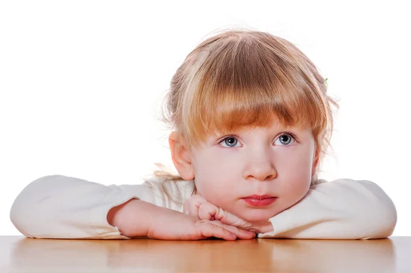 Nachdenkliches kleines Mädchen — Stockfoto