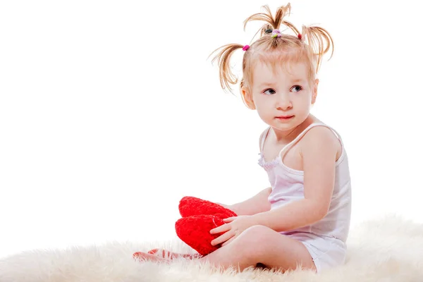 Маленькая девочка сидит — стоковое фото