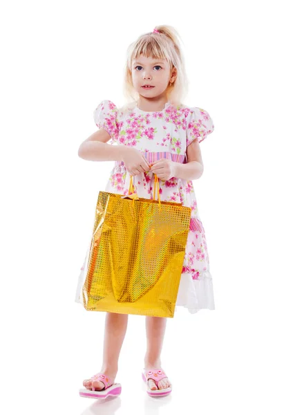 Menina segurando apresenta saco — Fotografia de Stock