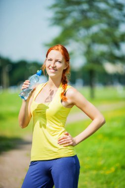 Sporcu kadın içme