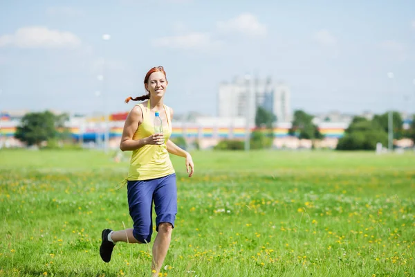 Kvinnan joggar utomhus — Stockfoto