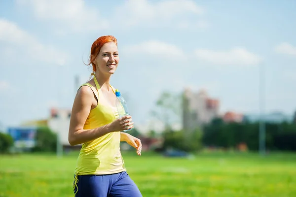 Žena jogging venku — Stock fotografie