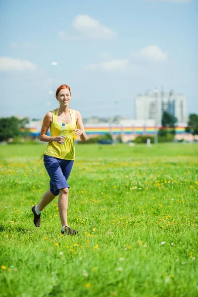Frau joggt im Freien — Stockfoto