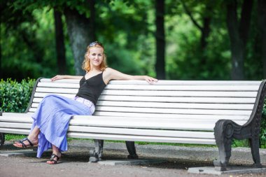 oturan sarışın kadın