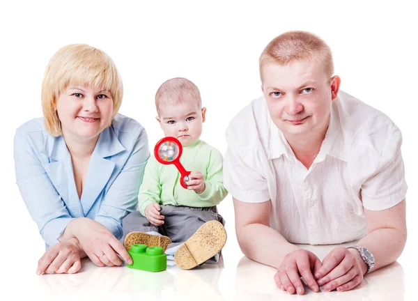 Yürümeye başlayan çocuk ile mutlu aile — Stok fotoğraf