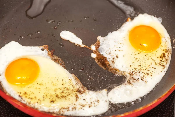 Два жареных яйца — стоковое фото