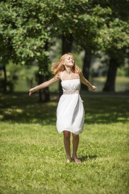 Mutlu kadın dans ediyor