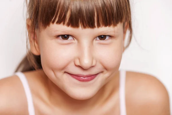 Feliz sonrisa chica usando flequillo — Foto de Stock