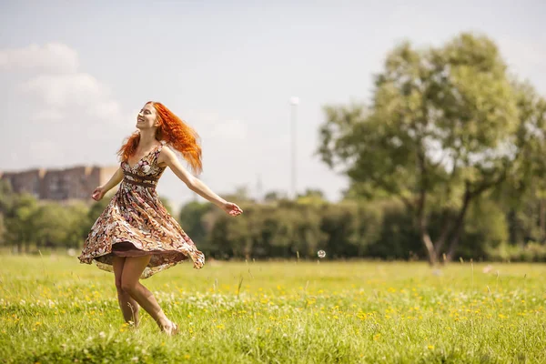 Женщина танцует на открытом воздухе — стоковое фото