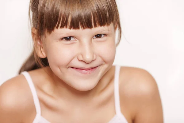 Feliz sonrisa chica usando flequillo — Foto de Stock