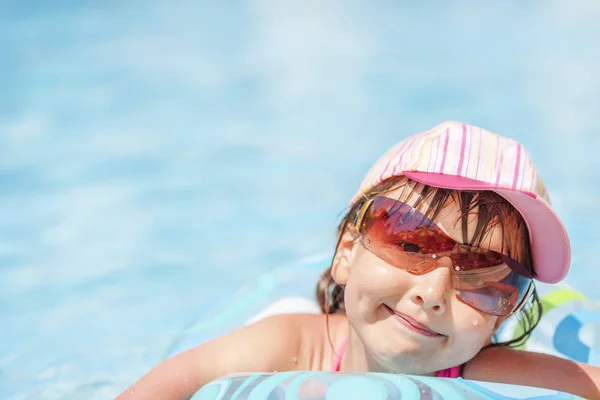 Niño en la piscina —  Fotos de Stock