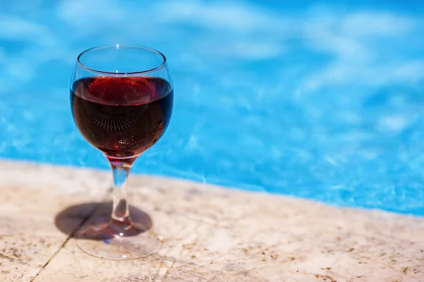 Vin och pool — Stockfoto