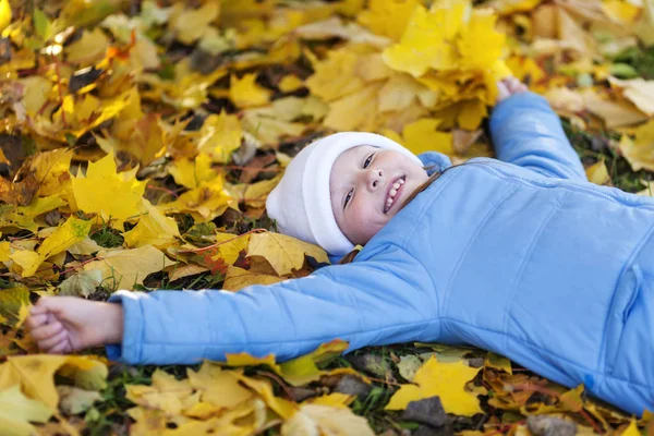 Fille exploitation feuilles d'érable — Photo