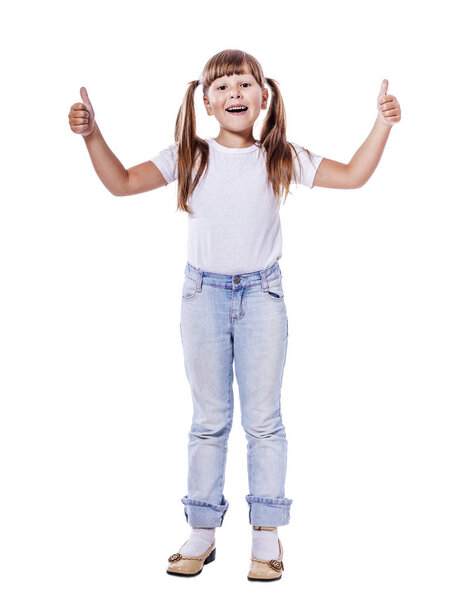 девушка, стоящая, поднимает большие пальцы
 