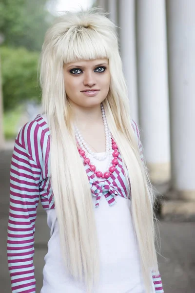 Smiling young woman — Stock Photo, Image