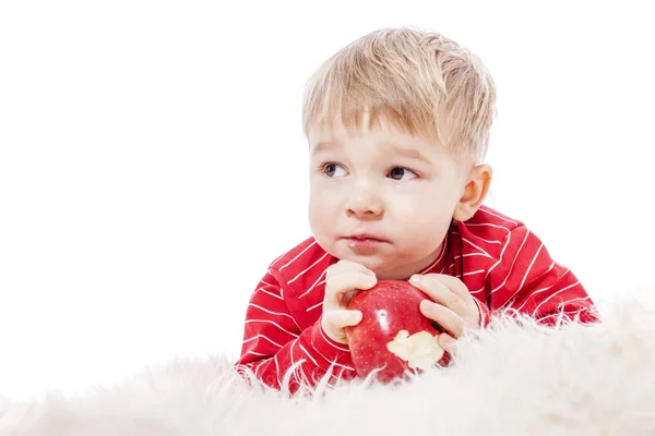Chłopiec jedzenia jabłko — Zdjęcie stockowe
